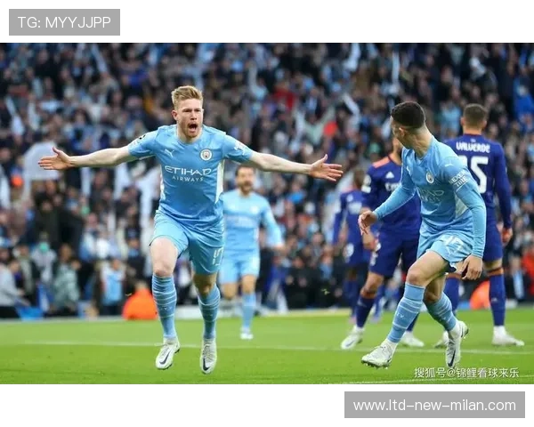 德布劳内强行突破两人包夹，让曼城获得黄金空间