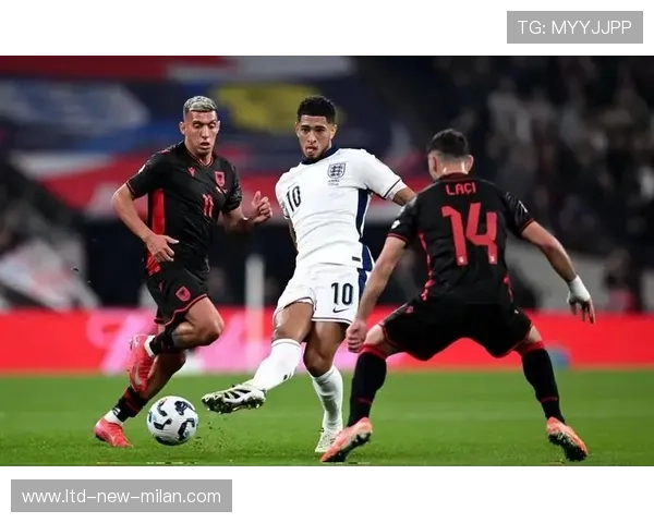 贝林厄姆摆脱两人后直塞向前，英格兰一次推进贯穿三线——英格兰的创新战术